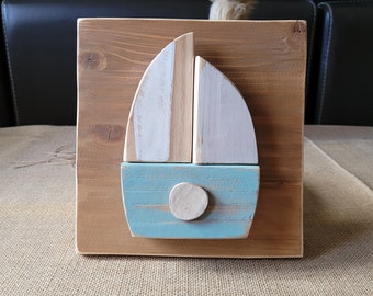 Décoration murale en bois bord de mer, voilier minimaliste. Tableau déco en bois bateau vert de gris.