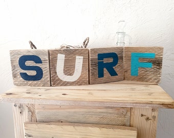 Décoration surf en bois peint recyclé bleu et blanc, lettres surf peintes sur bois, intérieur style bord de mer.