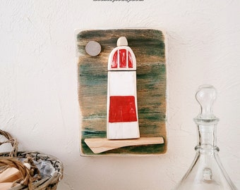 Tableau en bois marin, décor de phare peint rouge et blanc. Décoration murale en bois style bord de mer.