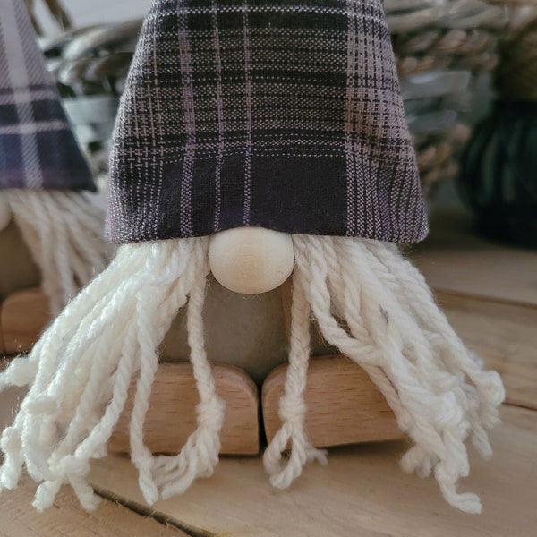 Petit gnome en bois et tissu, lutin, décoration en bois scandinave. Accessoire déco pour la maison.