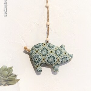 Petit cochon en tissu à suspendre, décoration ferme, nature. Animal en tissu. image 9