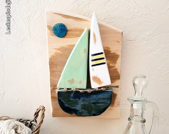 Tableau en bois recyclé voilier, bateau bleu, blanc et vert d'eau. Décoration murale bord de mer recyclée.