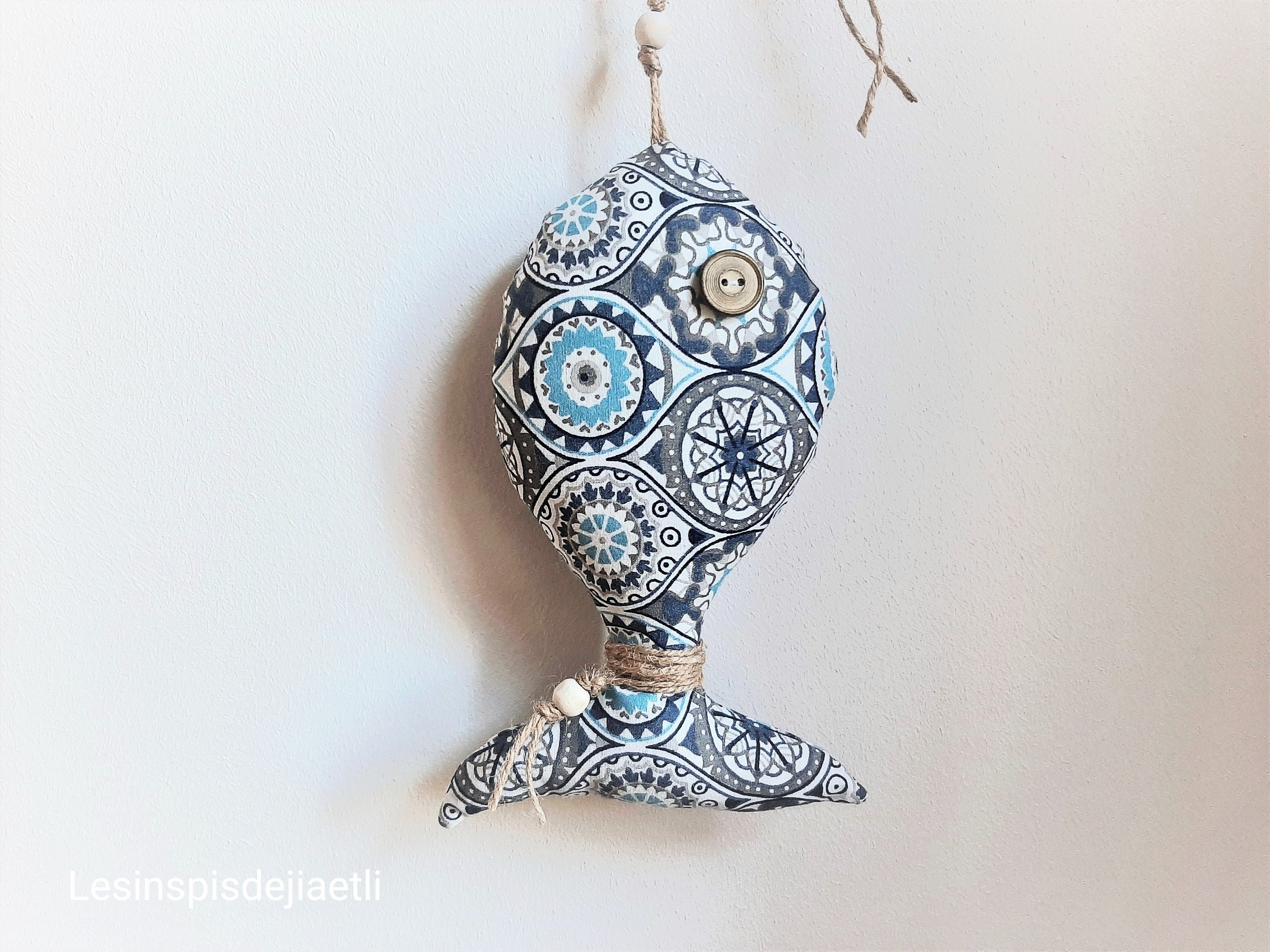 Gros Poisson en Tissu Bleu et Blanc Imprimé, Déco Bord de Mer à Suspendre, Décor Plage.