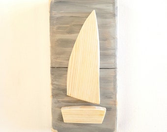 Mini tableau style nautique en bois recyclé brut et gris, voilier, décoration murale bord de mer éco-responsable.
