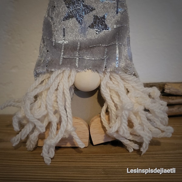 Petit lutin de Noël en bois et tissu argent étoilé, gnome en bois scandinave. Accessoire déco nordique pour la maison.