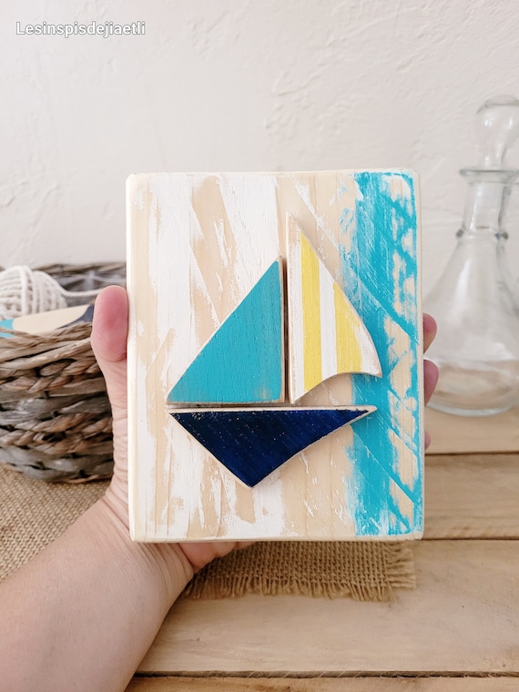 Petit tableau bateau en bois recyclé bleu, blanc et jaune, décoration murale bord de mer en relief. Intérieur marin, peinture sur bois.