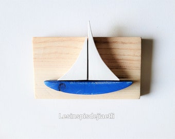Petit voilier minimaliste, tableau en bois recyclé, bleu et blanc. Décor nautique en bois.