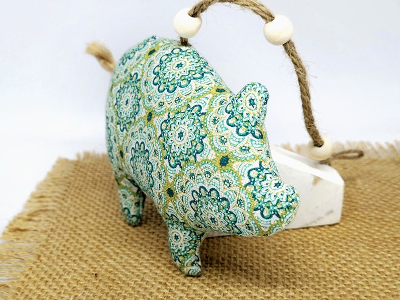 Petit cochon en tissu à suspendre, décoration ferme, nature. Animal en tissu. image 8