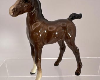 Figura de potro joven de cerámica Beswick 1084 vintage de pie, marrón brillante