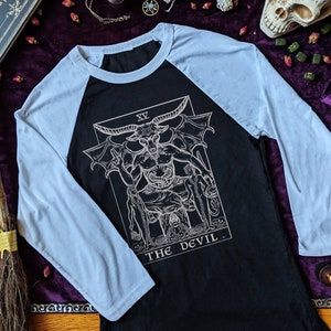 The Devil Tarot Card Raglan Camiseta de béisbol Baphomet Camiseta satánica Camisetas de brujería Halloween Raglan Gótico Manga larga Oculta Manga larga
