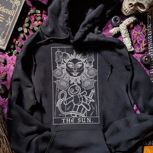 The Sun Tarot Card Sudadera con capucha Voodoo Doll Brujería Altar Nueva Orleans Sudaderas con capucha Sudadera de Halloween Suéter gótico Sudadera con capucha oculta Pagan Witch Top