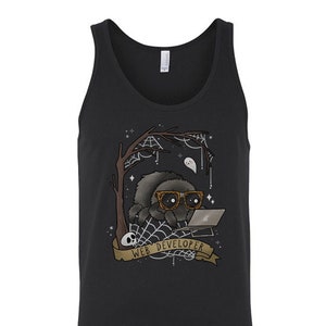 Op de afbeelding: Een zwart tanktop met een afbeelding van een spin die een bril draagt en een laptop gebruikt. De spin zit op een web met een schedel en een geest op de achtergrond. De tekst "WEB DEVELOPER" staat op een banner.