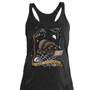 Op de afbeelding: Een donkergrijs tanktop met een zwarte spin die een bril draagt en een laptop gebruikt. De spin zit op een web met een schedel en een geest. De tekst "WEB DEVELOPER" staat op een geel lint.