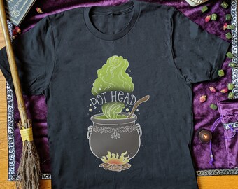 Puede incluir: Camiseta negra con un gráfico de cabeza de olla verde y el texto "Pot Head" en blanco. La olla está sobre un fuego y sale vapor de ella.