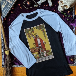 Camiseta de beisebol Raglan de cartas de tarô do mágico, camiseta espiritual de tarô dos arcanos maiores, camiseta pagã de bruxa, camiseta de bruxaria, roupas