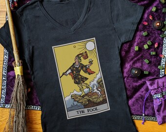 De dwaas Tarot Card Shirt vrouwen Vneck Revival Tarot grote Arcana Tarot Card Tshirt heks Shirt vrouwen Witchy Shirts hekserij Shirt geschenken
