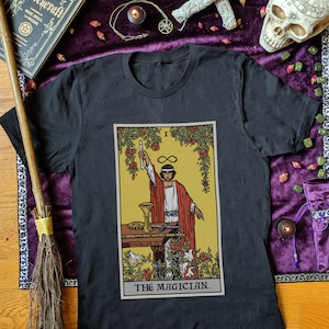 Le magicien Tarot Card Shirt Revival Tarot Major Arcana Tarot Chemises spirituelles Chemise païenne Sorcière Tshirt Sorcellerie Vêtements Sorcière T Shirt