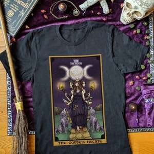 La déesse Hécate la chemise de carte de tarot lune déesse triple lune de la sorcellerie sorcière païenne vêtements roue Hécate vêtements wicca cadeau Wicca