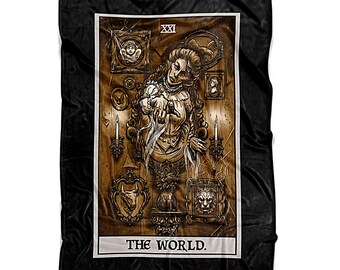 Op de afbeelding: Een tarotkaart met een zwarte achtergrond en een gouden frame. De kaart toont een vrouw die een baby vasthoudt in een kamer met veel ramen. De kaart is gelabeld met "XXI DE WERELD."