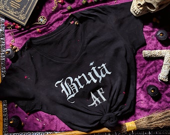 Bruja AF Camisa Vneck / Regalo de Halloween para Ropa de Bruja Mujeres / Witchy Latina Girl Regalos Mexicana Camiseta Brujería Camisetas Chicana Power