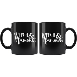 Peut inclure: Deux tasses en c&eacute;ramique noire avec du texte blanc qui dit "Witch & famous".