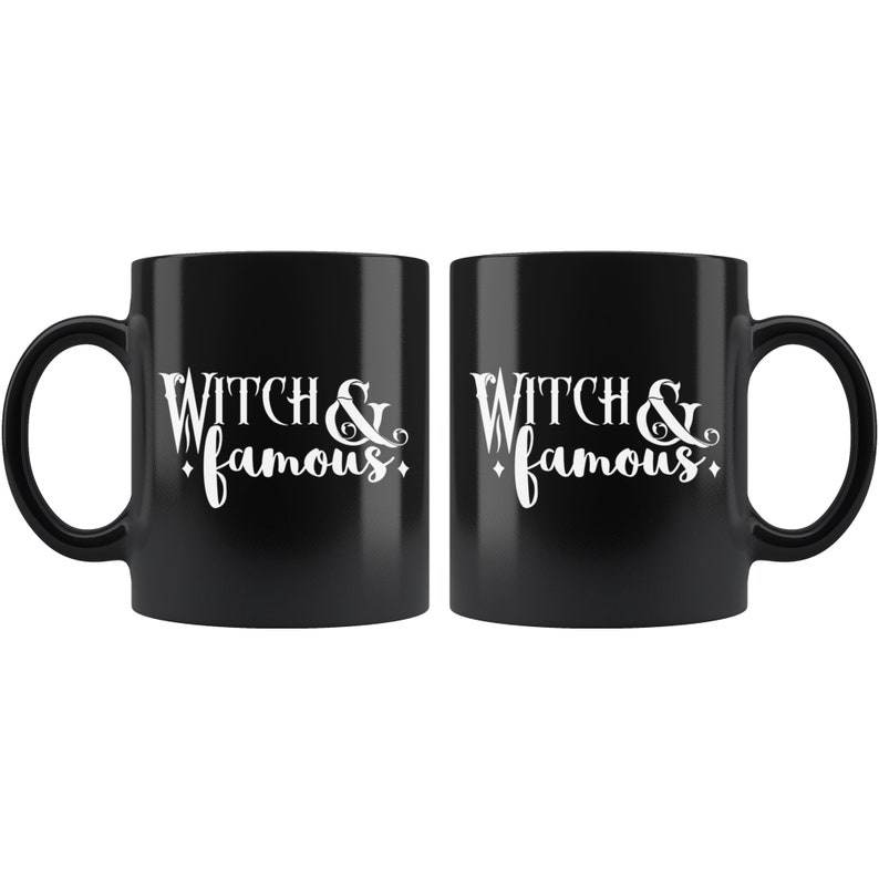 Peut inclure: Deux tasses en c&eacute;ramique noire avec du texte blanc qui dit "Witch & famous".