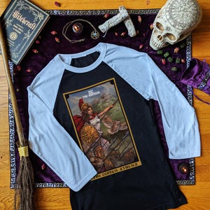 Camiseta de béisbol de manga larga con diseño de la diosa Atenea, el emperador y la carta del tarot de la mitología griega.