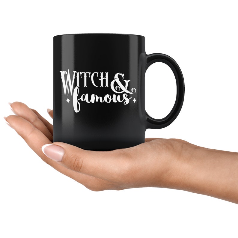 Peut inclure: Mug en c&eacute;ramique noire avec un motif blanc qui dit "Witch & famous".