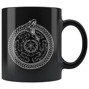 Hecate Wheel Hekate Taza de café Regalos para brujas Regalo para bruja pagana Taza de café Ouroboros Triple Luna Diosa Laurel Corona Strophalos
