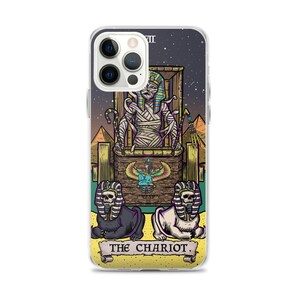 K&ouml;nnte beinhalten: Eine transparente Handyh&uuml;lle mit einer farbenfrohen Illustration der Chariot-Karte aus dem Tarot-Deck. Die Karte zeigt eine mumienartige Figur in einem Wagen, der von zwei Sphinxen gezogen wird. Der Text "THE CHARIOT" ist am unteren Rand der Karte gedruckt.