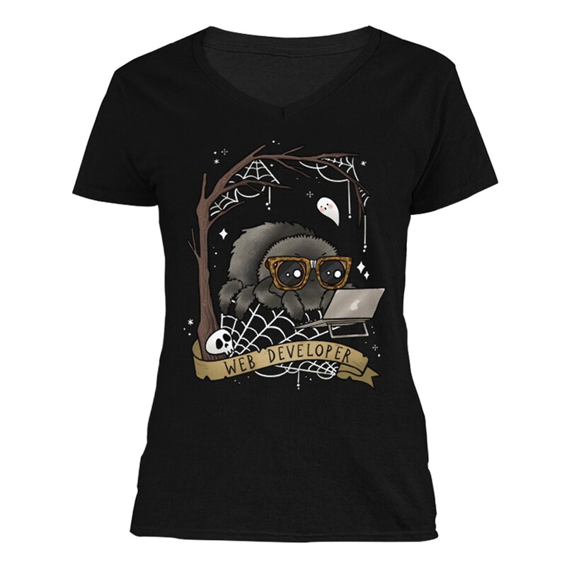Może przedstawiać: Czarny t-shirt z dekoltem w kształcie litery V z grafiką przedstawiającą pająka w okularach, korzystającego z laptopa. Pająk siedzi na pajęczynie z czaszką i duchem w tle. Tekst "WEB DEVELOPER" znajduje się na banerze pod pająkiem.