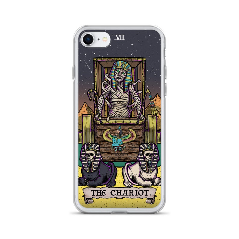 K&ouml;nnte beinhalten: Eine transparente Handyh&uuml;lle mit einer farbenfrohen Illustration der Chariot-Karte aus dem Tarot-Deck. Die Karte zeigt eine Mumie in einem Wagen, der von zwei Sphinxen gezogen wird. Die Karte ist vor einem dunkelblauen Hintergrund mit Sternen platziert.