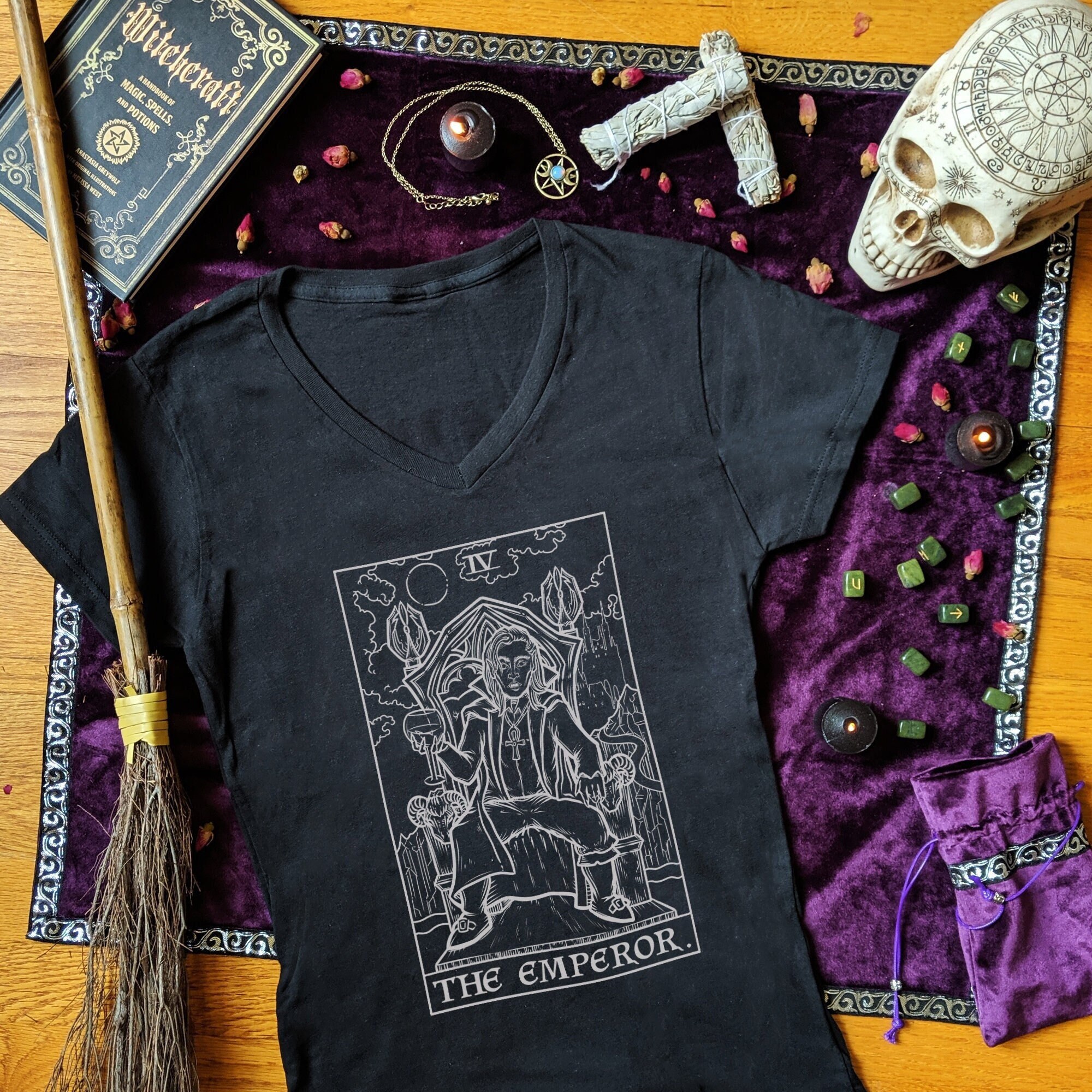 El Diablo Y El Emperador Tarot El Emperador Tarot Card Shirt V Neck Women Dracula TShirt - Etsy México