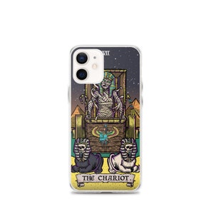 K&ouml;nnte beinhalten: Eine transparente Handyh&uuml;lle mit einer farbenfrohen Illustration der Chariot-Karte aus dem Tarot-Deck. Die Karte zeigt eine mumienartige Figur in einem Wagen, der von zwei Sphinxen gezogen wird. Der Text "THE CHARIOT" ist am unteren Rand der Karte gedruckt.