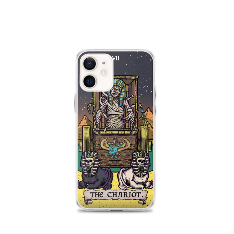 K&ouml;nnte beinhalten: Eine transparente Handyh&uuml;lle mit einer farbenfrohen Illustration der Chariot-Karte aus dem Tarot-Deck. Die Karte zeigt eine mumienartige Figur in einem Wagen, der von zwei Sphinxen gezogen wird. Der Text "THE CHARIOT" ist am unteren Rand der Karte gedruckt.