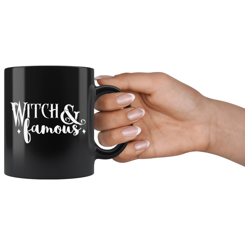 Peut inclure: Une tasse en c&eacute;ramique noire avec un motif blanc qui dit "Witch & famous".