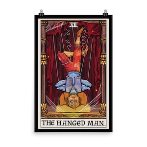 Op de afbeelding: Een tarotkaart-illustratie van De Gehangene. De kaart toont een man die ondersteboven hangt, met zijn hoofd naar achteren gekanteld, zijn armen en benen gebonden met touwen. De kaart is tegen een rode achtergrond met een gouden frame en het Romeinse cijfer XII.