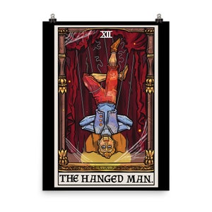 Op de afbeelding: De Gehangene Man tarotkaart illustratie. Een man hangt ondersteboven aan een touw, zijn lichaam is een marionet met bevestigde touwtjes. De kaart is geplaatst tegen een rode en gouden achtergrond met een spinnenwebontwerp.