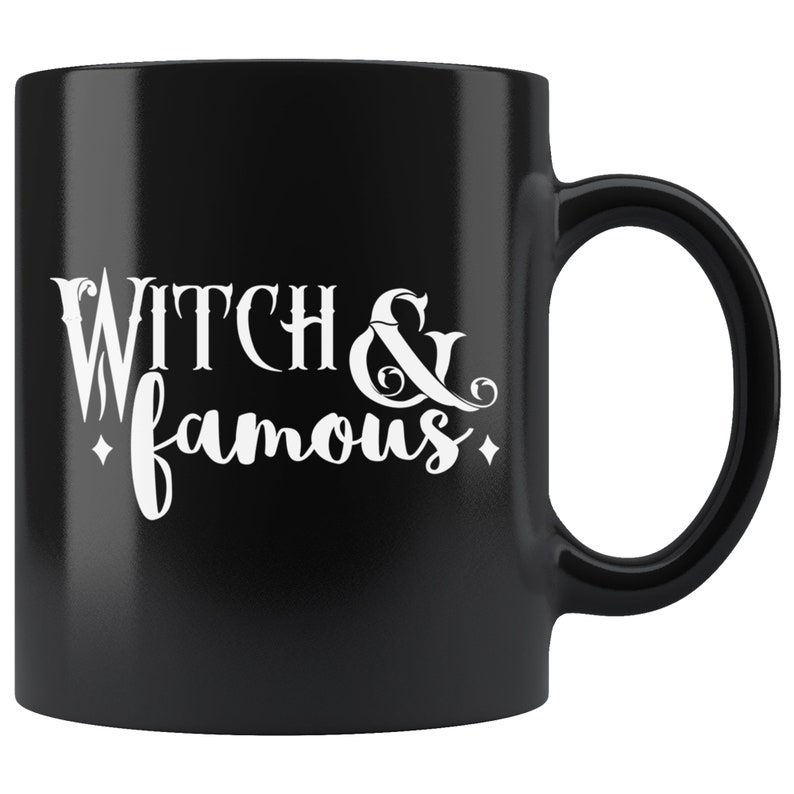 Peut inclure: Mug en c&eacute;ramique noire avec du texte blanc qui dit "Witch & famous".
