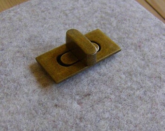 Pocket Screw Closure | long 4-corner | old brass