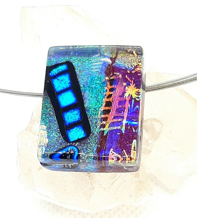 Halskette mit Anh\u00e4nger aus Dichroic Glas C-01