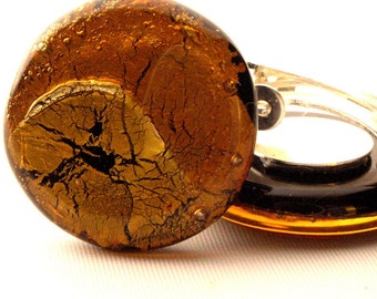 Round Murano glass ear clips, approx. 2 cm in diameter, in cognac gold. Nickel-free, silver-plated earwires with rubber padding for maximum comfort.