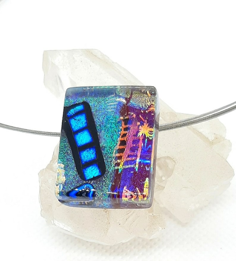 Halskette mit Anh\u00e4nger aus Dichroic Glas C-01