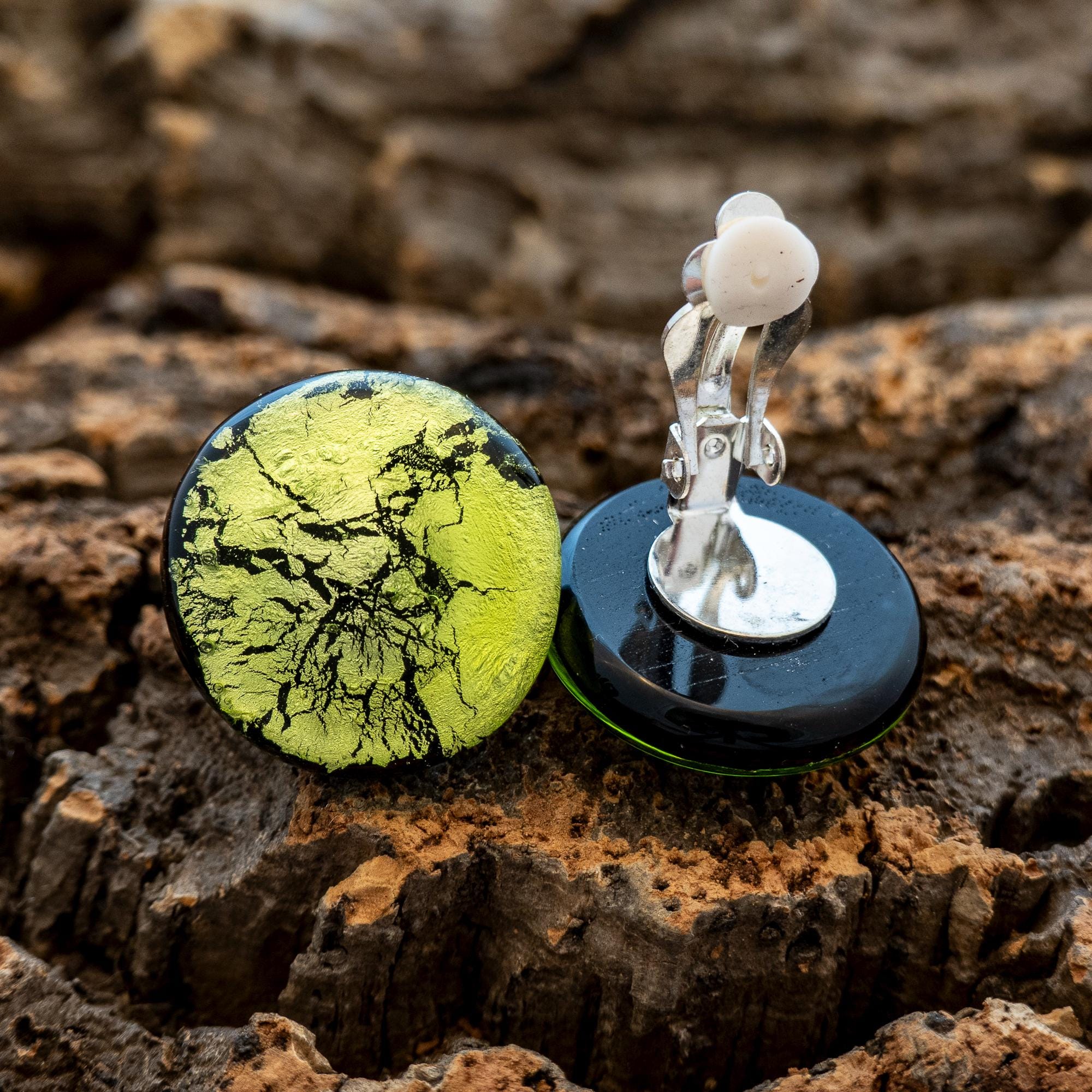Round Murano glass ear clips, approx. 2 cm in diameter, in peridot color. Nickel-free, silver-plated earwires with rubber padding for maximum comfort.