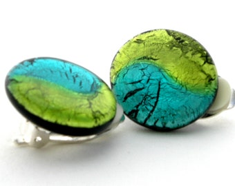Round ear clips made of Murano glass, approx. 2 cm in diameter in aqua-peridot colors. Nickel-free silver-plated earwires with rubber padding for maximum wearing comfort.