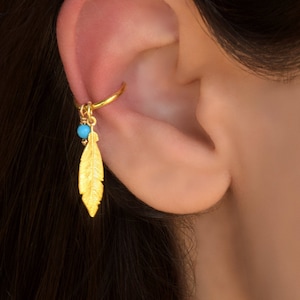 Feder Conch Hoop Ohrring, Gold Conch 18g Hoop Ohrring, Conch Piercing, Gold Knorpel Hoop, Conch Schmuck, Hoop Feder Charm Ohrringe