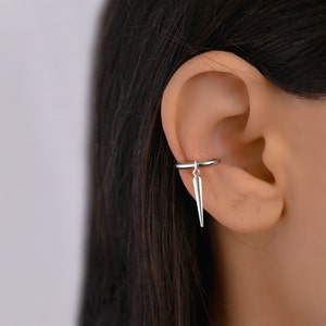 Spike Conch, Conch Hoop Orecchino, Conch Piercing Hoop, Conch con fascino, Spike Ear Piercing, Cartilage Hoop Earring, Conch Jewelry