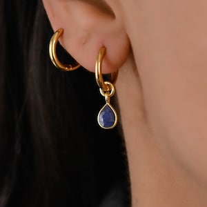 Stone Dangle Huggie, kleine gouden hoepel met hangende stenen bedels, Huggie-oorbellen met druppelbedel, oorringen met bedel