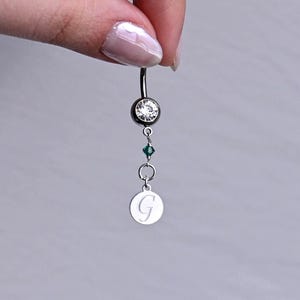 Sierlijke navelpiercing bungelen initiaal, navelpiercings, navelpiercing, navelpiercing bungelen, navelsieraden