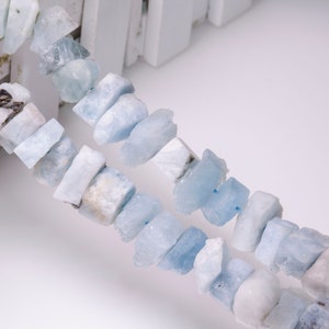 Full Strand Aquamarine Raw Rough Natural Stone Center Drilled Crystal Healing Stone Points / Perline per gioielli Fare fortuna Regalo